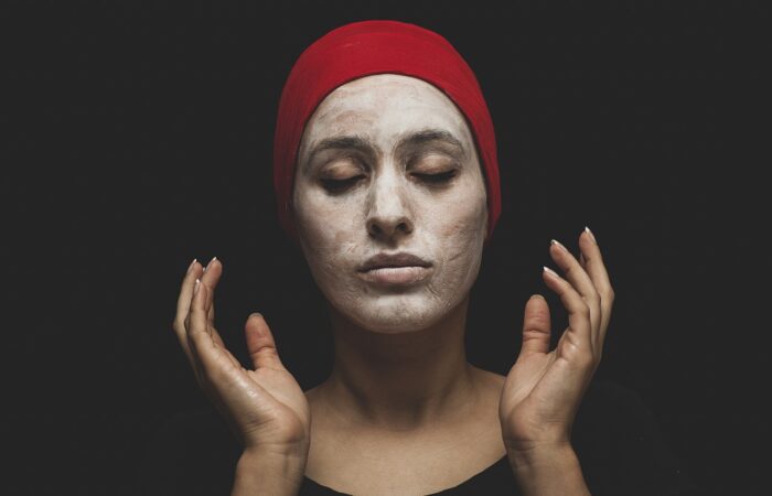 Conseils_de_mode_pour_dissimuler_efficacement_les_microkystes_du_visage