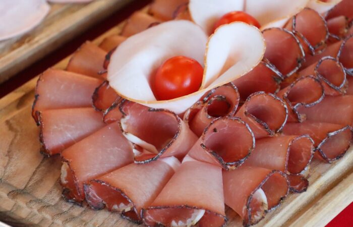Manger_des_lardons_crus_:_le_dernier_cri_culinaire_qui_casse_les_codes_de_la_mode